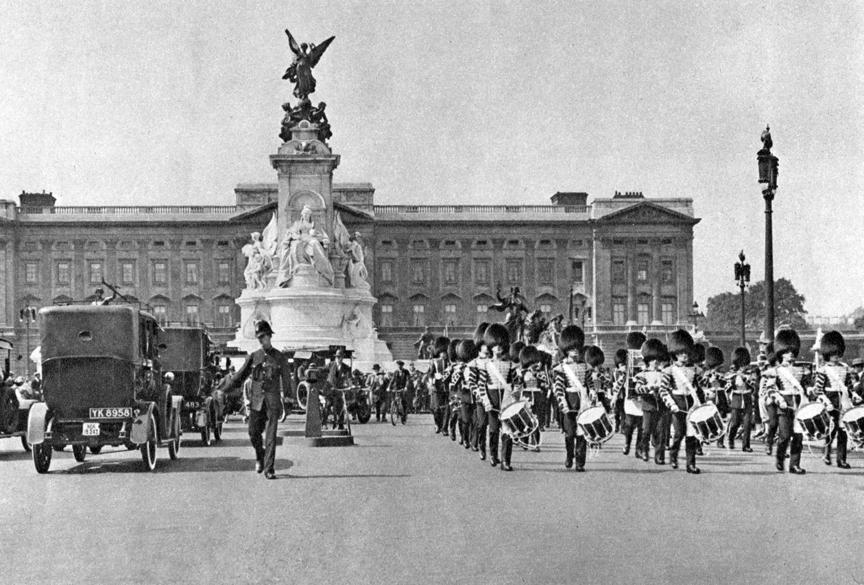Cambio de guardia, Palacio de Buckingham, Londres, 1926-1927 de McLeish