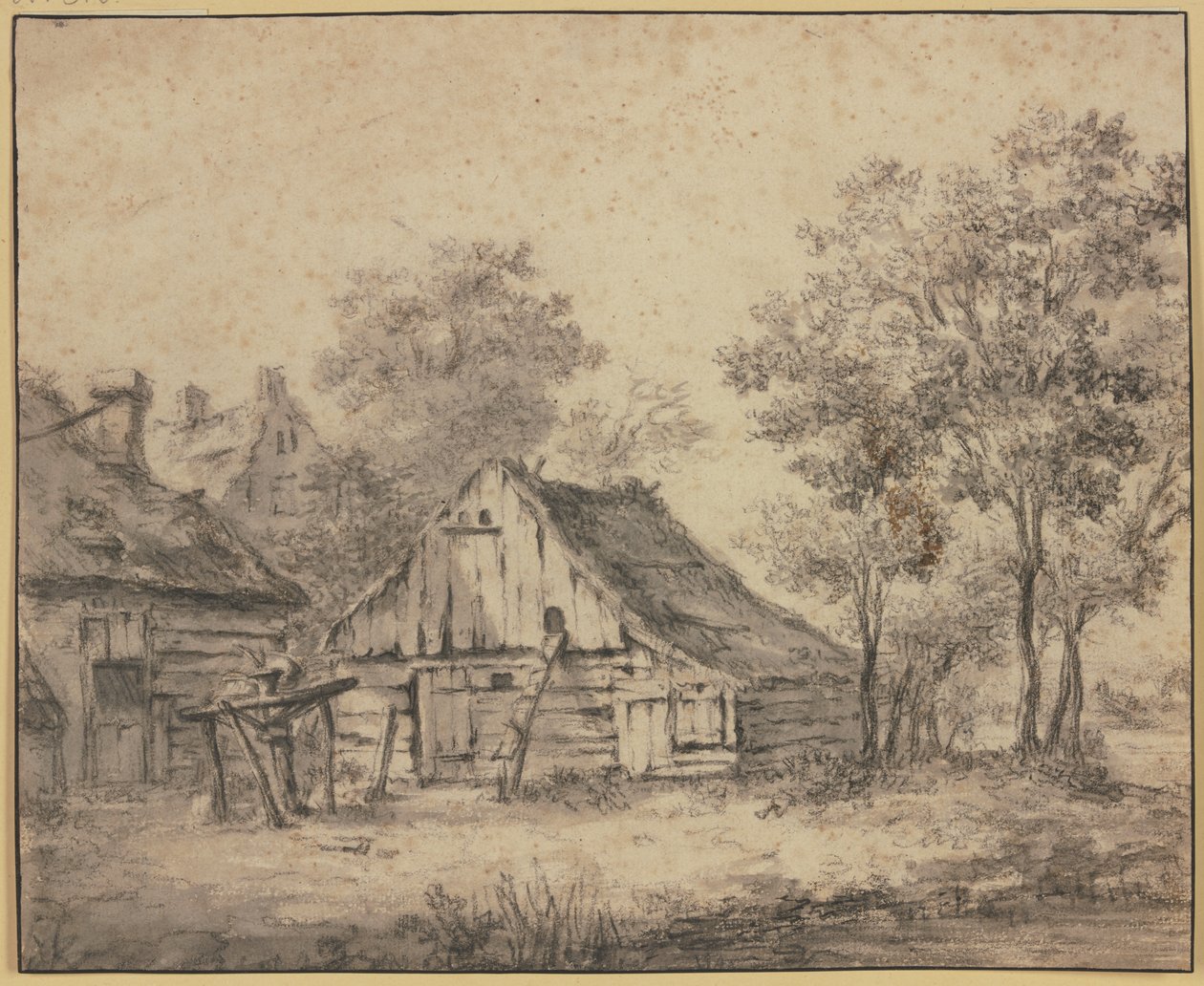 Casas bajo los árboles, con una rueda montada sobre un poste de Meindert Hobbema