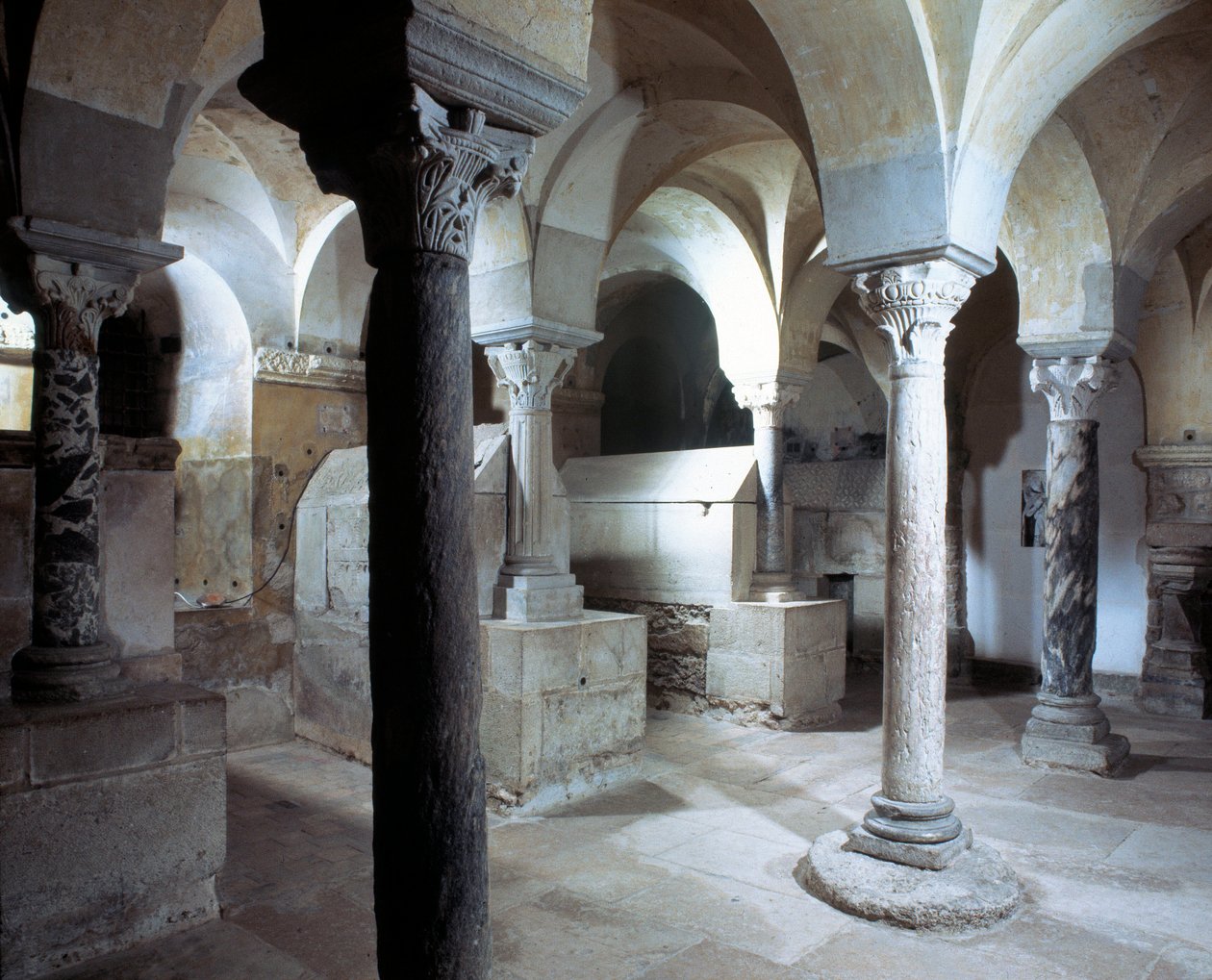Arte merovingio: vista de la cripta de la Abadía de Jouarre de Merovingian
