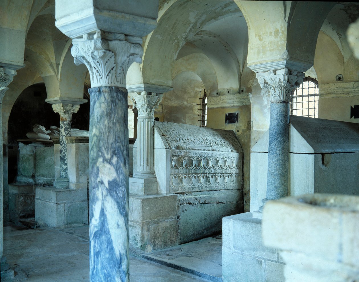 Arte merovingio: vista de la cripta de la Abadía de Jouarre de Merovingian