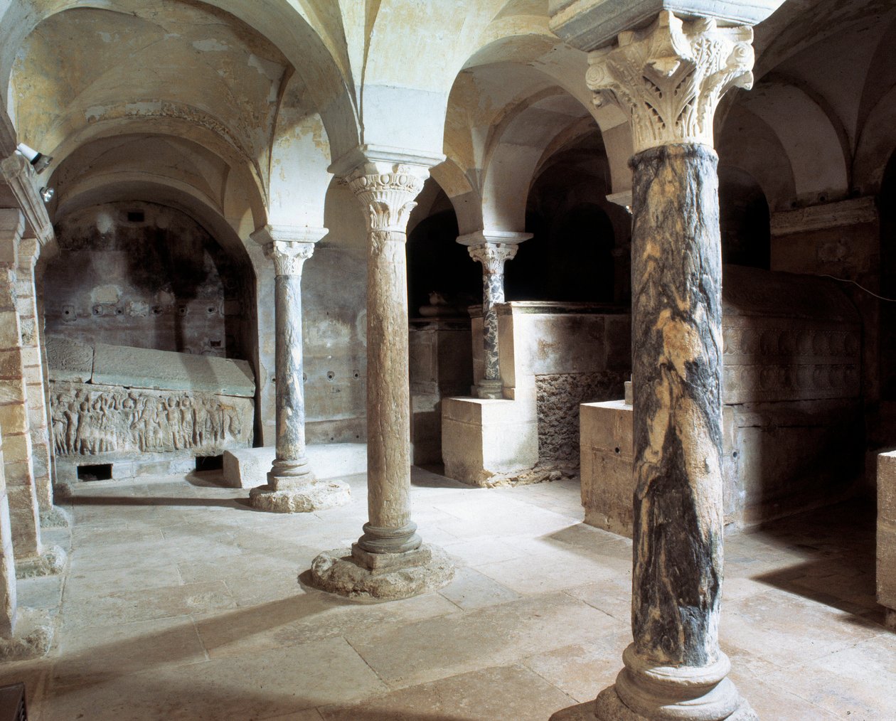 Arte merovingio: vista de la cripta de la Abadía de Jouarre. Siglo VII d.C. Sena y Marne de Merovingian
