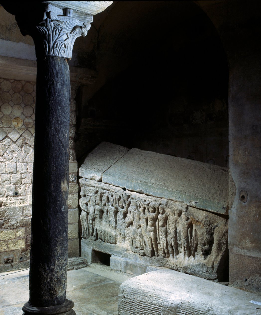 Arte merovingio: tumba de Agilberto (siglo VII), obispo de París de Merovingian