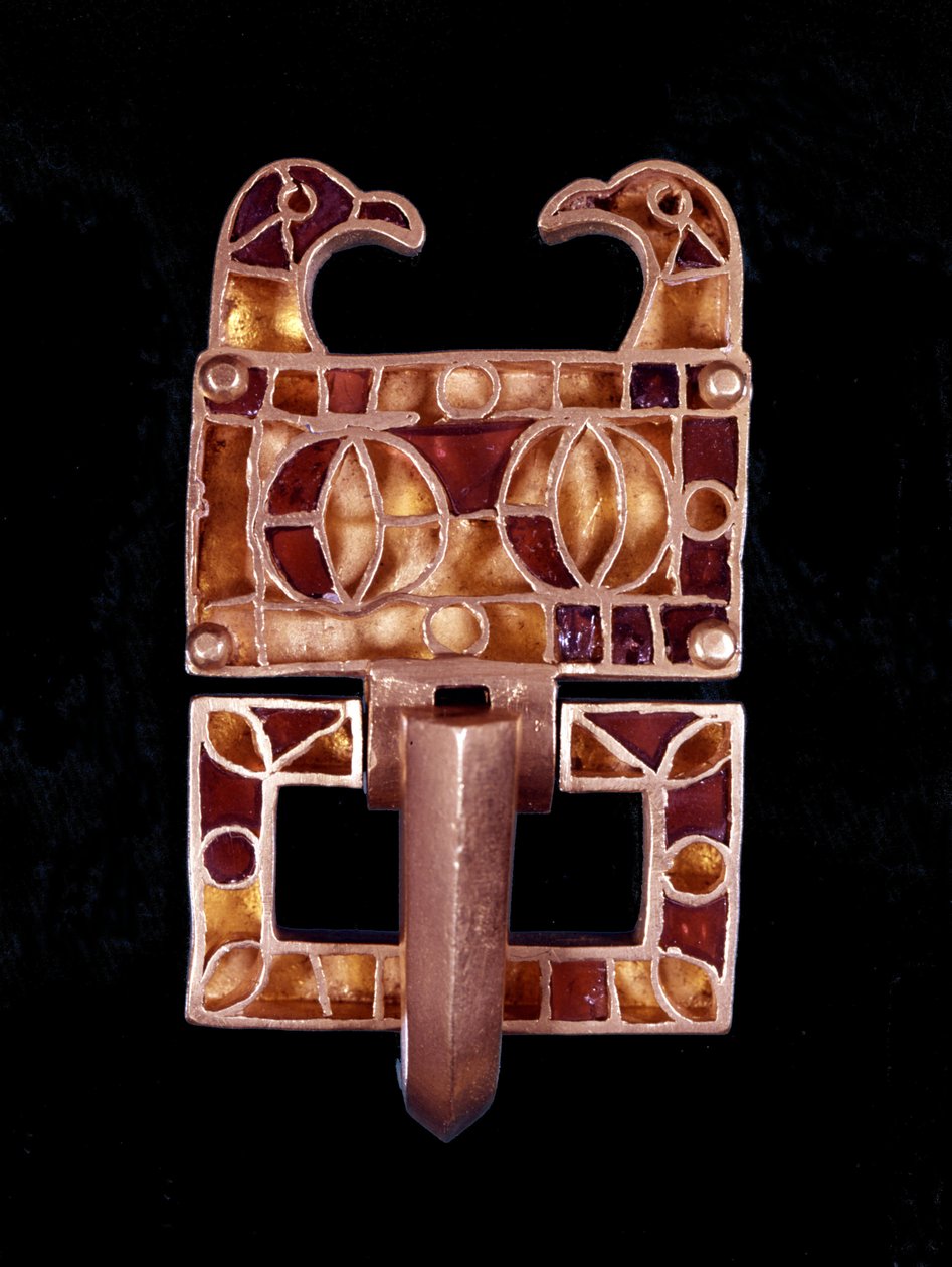 Joya decorada con cabezas de pájaros (Francia) del siglo VI. Museo de Saint-Germain en Laye de Merovingian Merovingian
