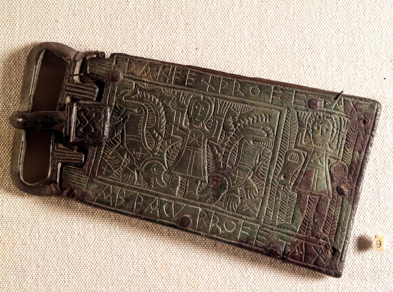 Arte merovingio: hebilla de cinturón de bronce del reino burgundio representando a Daniel en el foso de los leones. 550-626. De Franco Condado. Museo Nacional de Arqueología, Saint Germain en Laye de Merovingian Merovingian