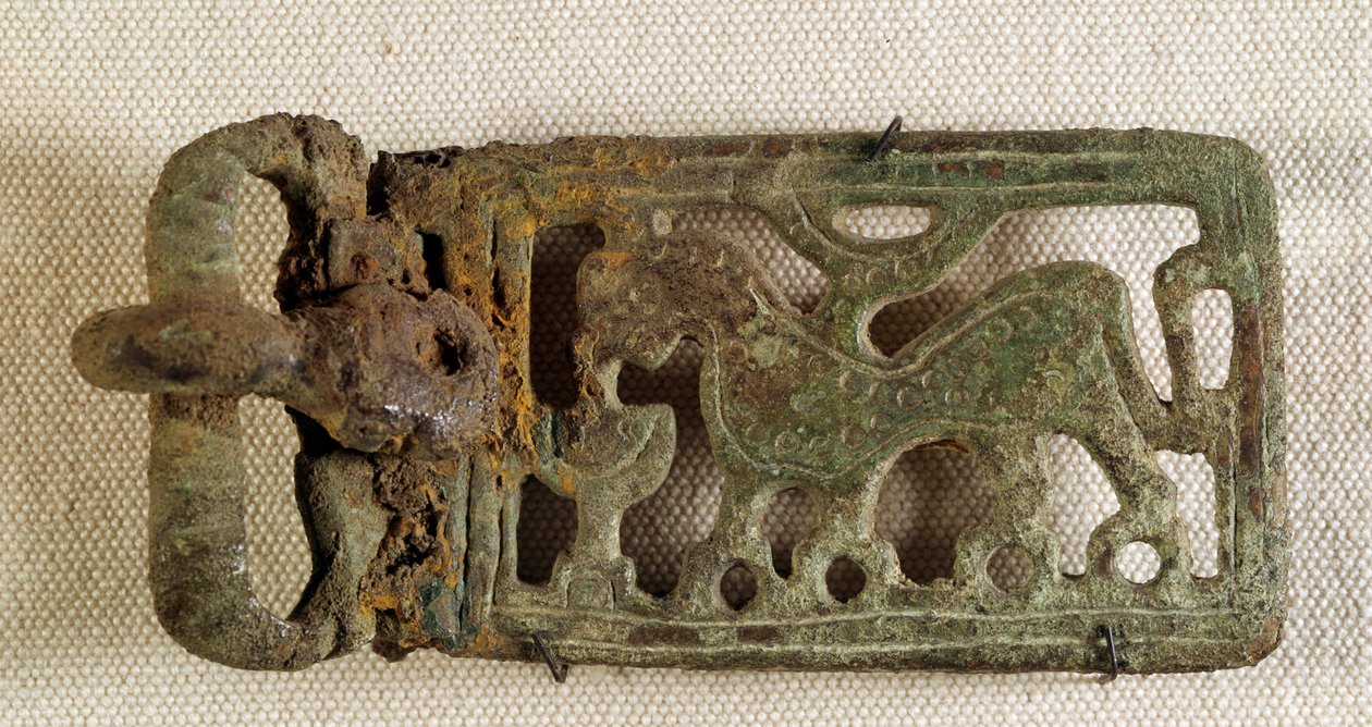 Arte merovingio: hebilla de cinturón que representa un animal fantástico. Galia siglo VI. Museo Nacional de Arqueología de Saint Germain en Laye de Merovingian Merovingian