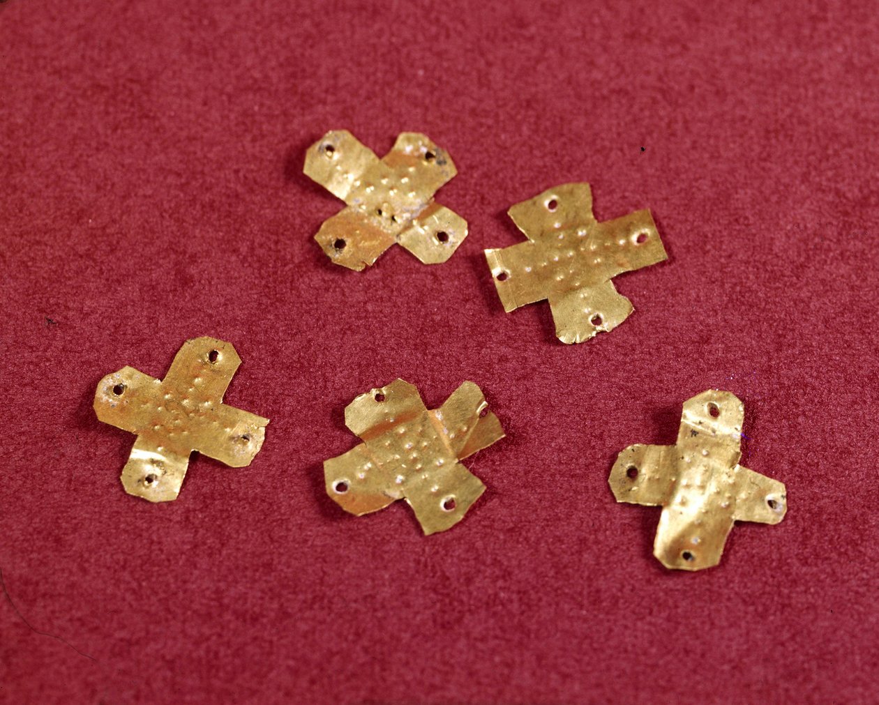 Arte merovingio: pequeñas cruces de oro. Siglo VI. Museo Nacional de Arqueología de Saint Germain en Laye de Merovingian Merovingian