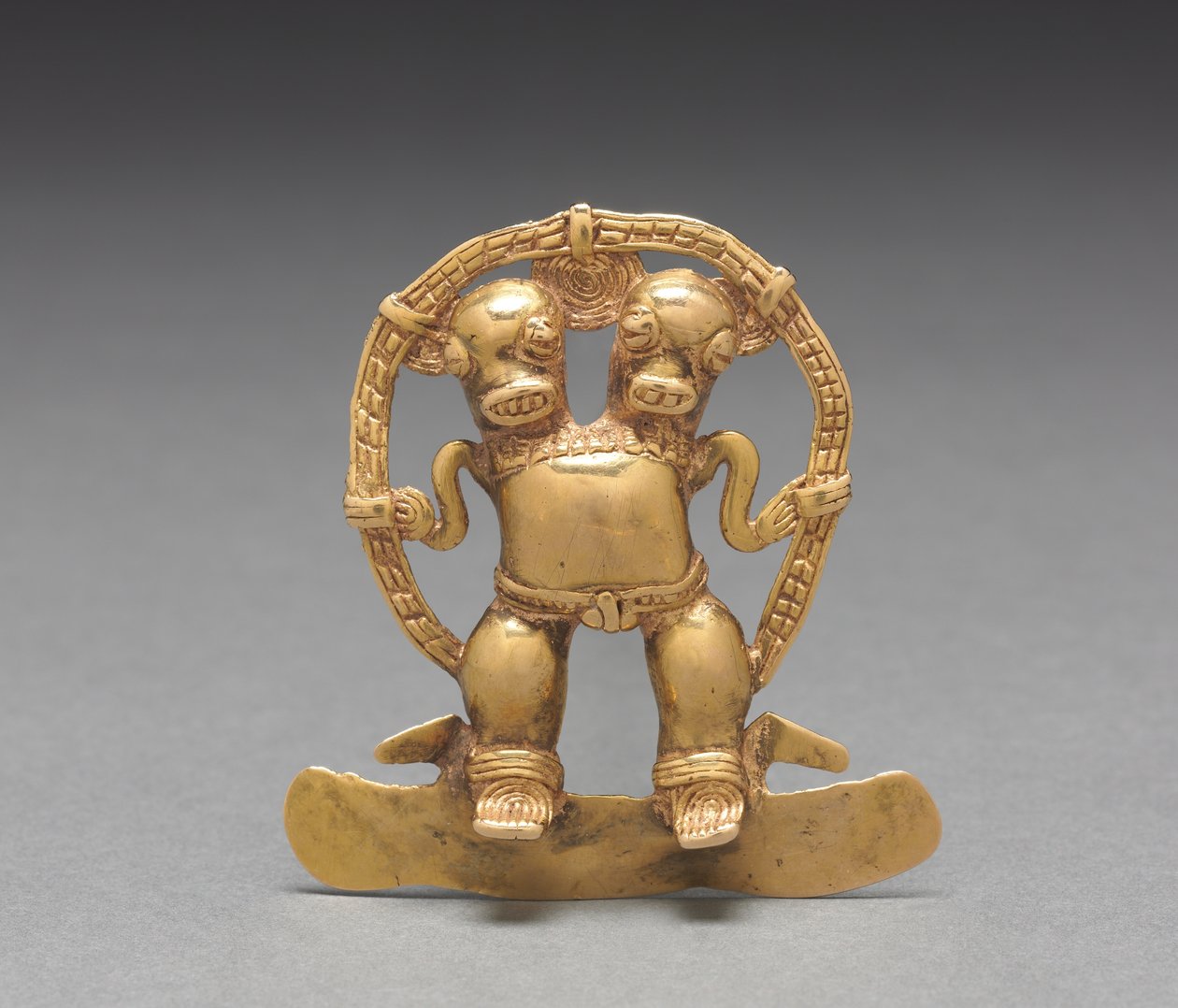 Colgante de figura de doble cabeza, c. 700-1550 (oro fundido y martillado) de Mesoamerican Mesoamerican