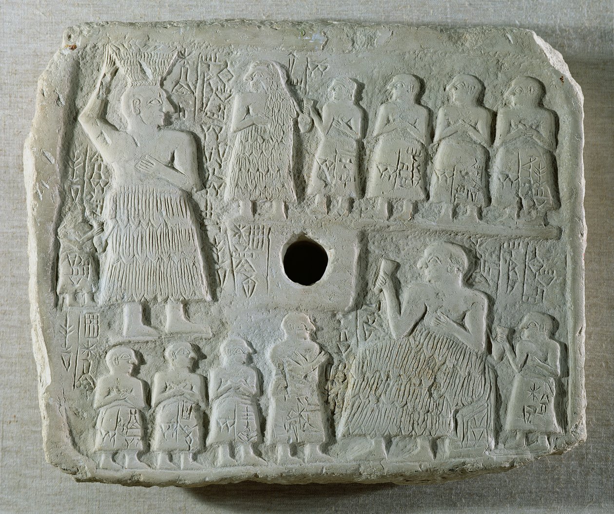 Relieve conmemorativo para la construcción de un edificio religioso por Ur-Nanshe, Príncipe de Lagash y su familia, de Telloh, antigua Girsu, Período Dinástico Temprano, c.2550-2500 a.C. (caliza) de Mesopotamian