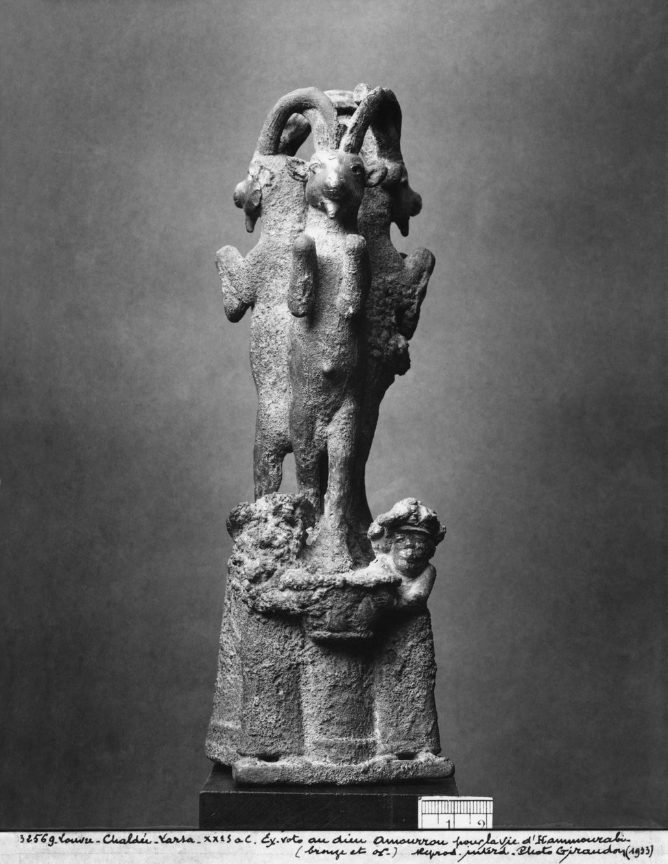 Soporte de copa compuesto por tres íbices, vista frontal, c.1750 a.C. de Mesopotamian