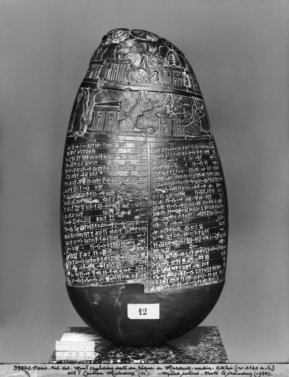 Kudurru, del tiempo de Marduk-nadin-akhi, Rey de Babilonia, vista frontal, c.1120 a.C. (serpentina negra) de Mesopotamian