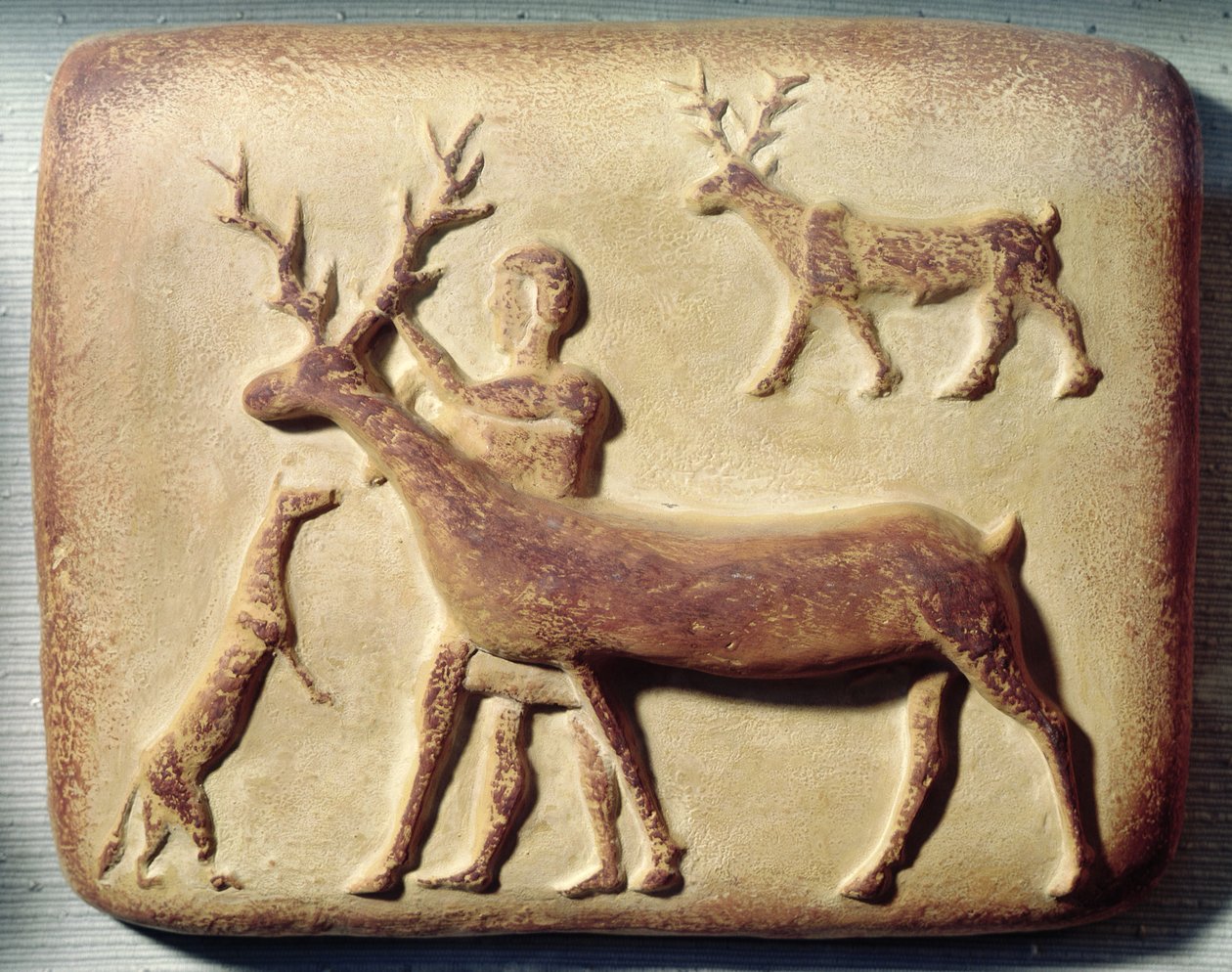 Relieve pintado que representa a un hombre con ciervos, de Mari, Medio Éufrates de Mesopotamian