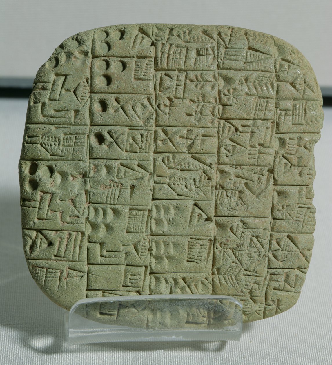 Tabla con escritura cuneiforme detallando un contrato de venta de un campo y una casa, de Shuruppak, c.2600 a.C. de Mesopotamian