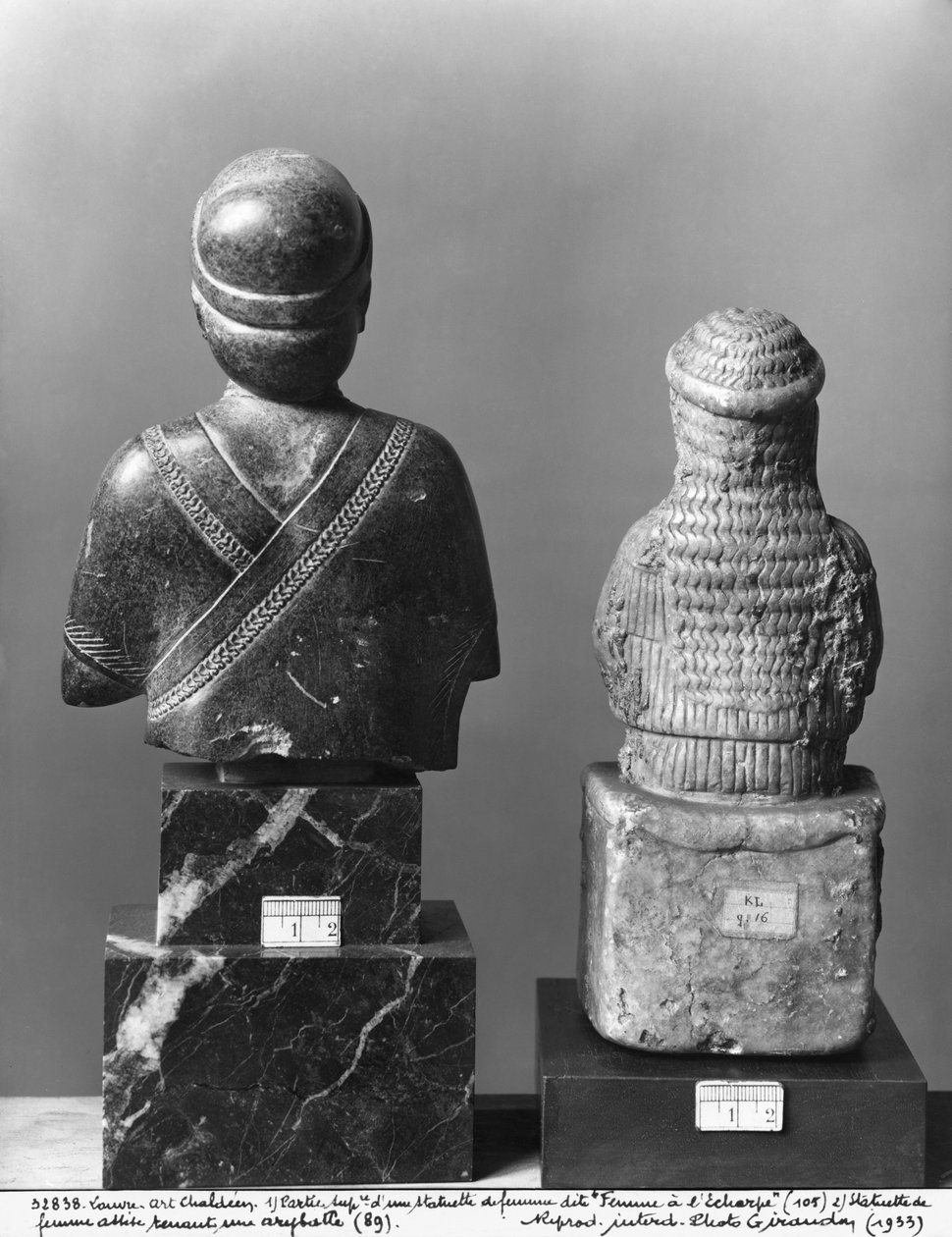 Mujer con el chal, mujer sosteniendo un aryballos, vista trasera, Neo-Sumeria, de Telloh, antigua Girsu, c.2150 a.C. de Mesopotamian