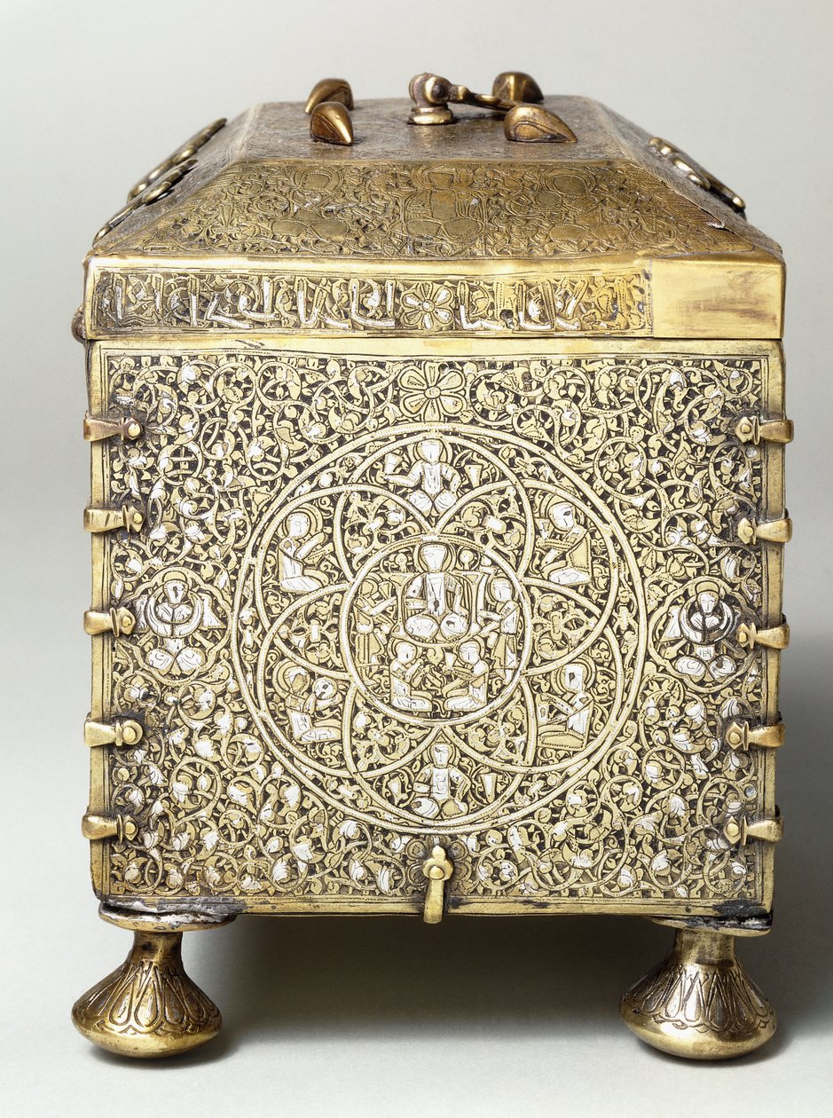 Un cofre mesopotámico de latón incrustado con plata, con diales para una cerradura de combinación (vista lateral) de Mesopotamian