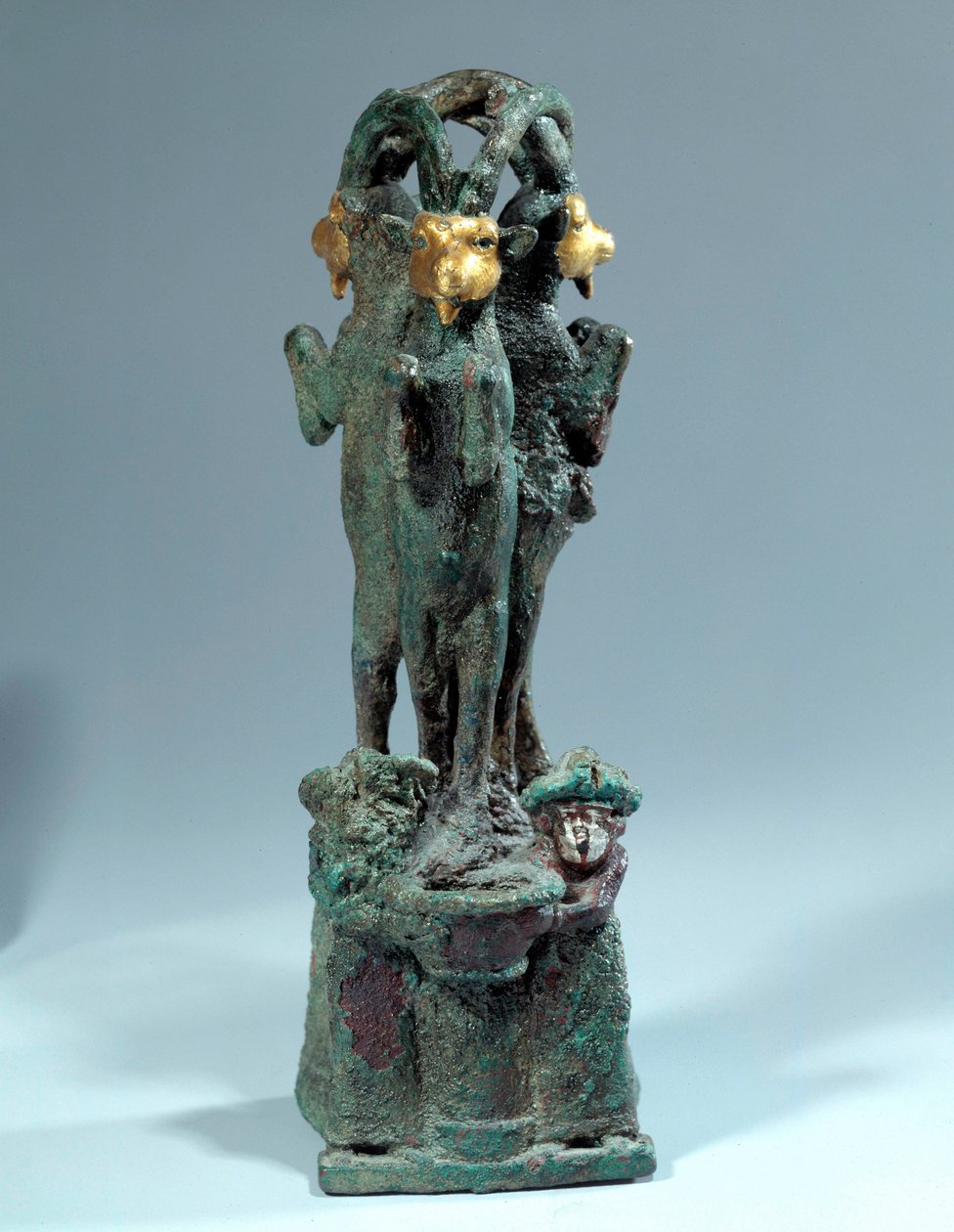 Mesopotamia: soporte de copa en plata, bronce y oro en forma de tres cabras íbices. Siglo XVIII a.C. Primera dinastía de Babilonia. De Larsa. París, Museo del Louvre de Mesopotamian