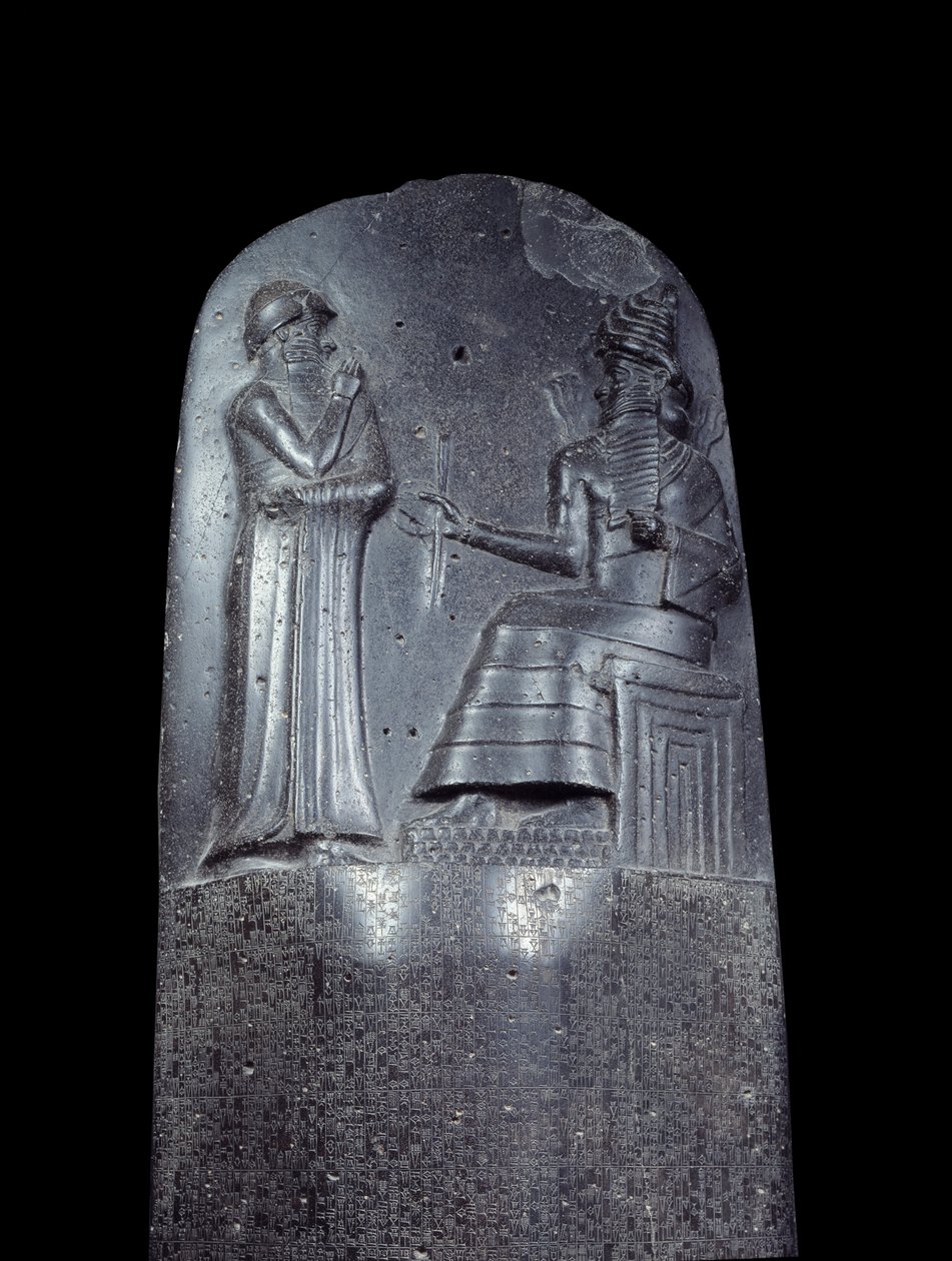 Mesopotamia: estela en diorita del Código de Leyes de Hammurabi. Está cubierta con inscripciones cuneiformes y en la parte superior el rey Hammurabi se encuentra ante el dios sol de Mesopotamia, Shamash, divinidad de la Justicia. Es una de las piezas más a de Mesopotamian