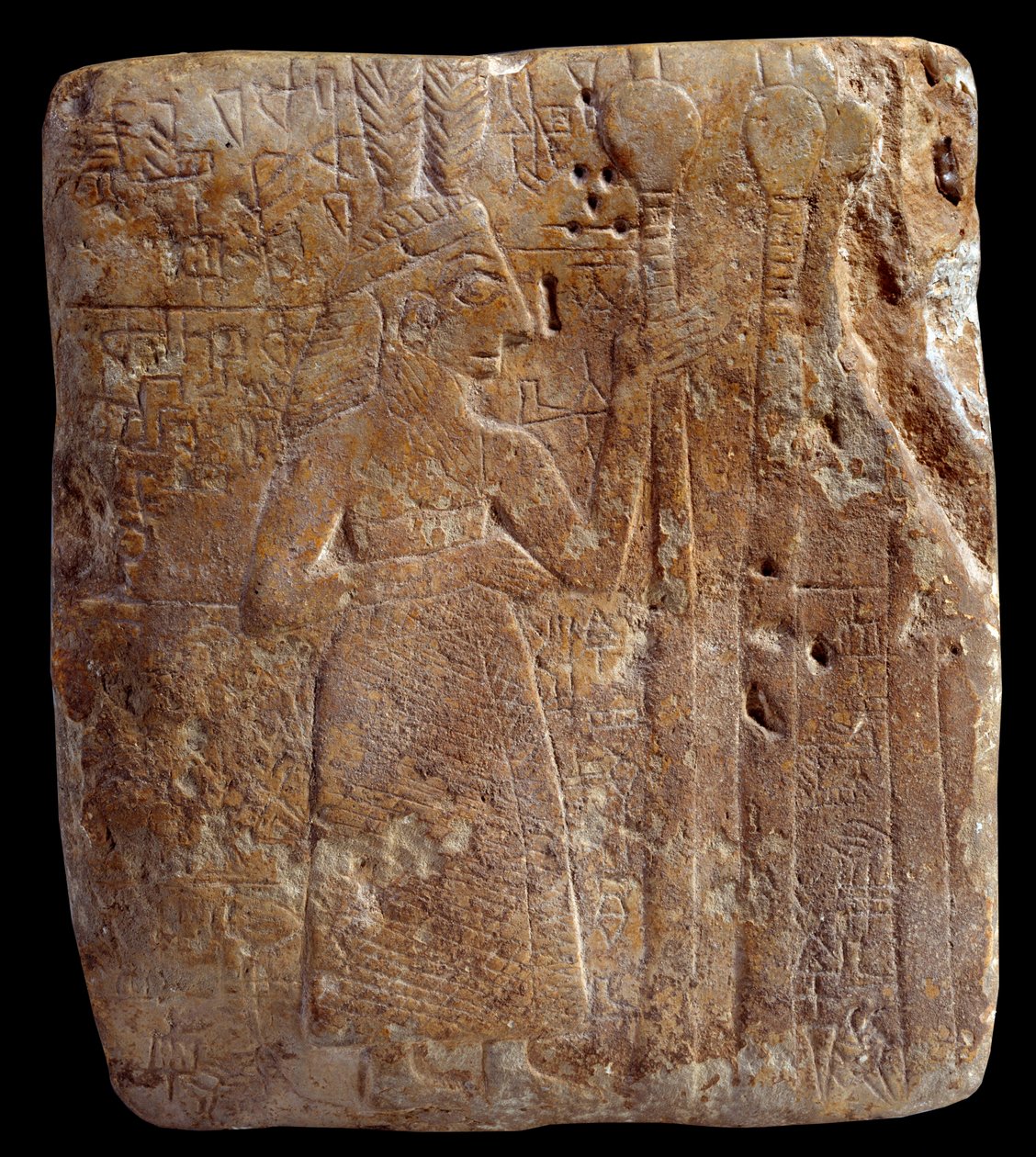 Mesopotamia. Arte Sumerio: personaje con plumas (circa 2700 a.C.) estela antigua de Girsu período sumerio arcaico - piedra caliza. París, Museo del Louvre de Mesopotamian Mesopotamian
