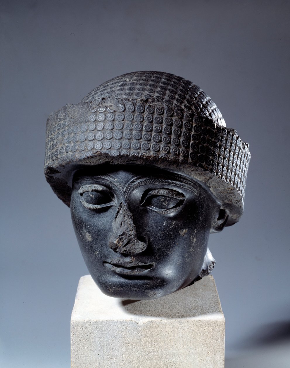 Mesopotamia: cabeza en diorita sin inscripción de Gudea, gobernador de la ciudad de Lagash. Alrededor de 2120 a.C. Período neo-sumerio (ca. 2150-2000 a.C.). París, Museo del Louvre de Mesopotamian Mesopotamian