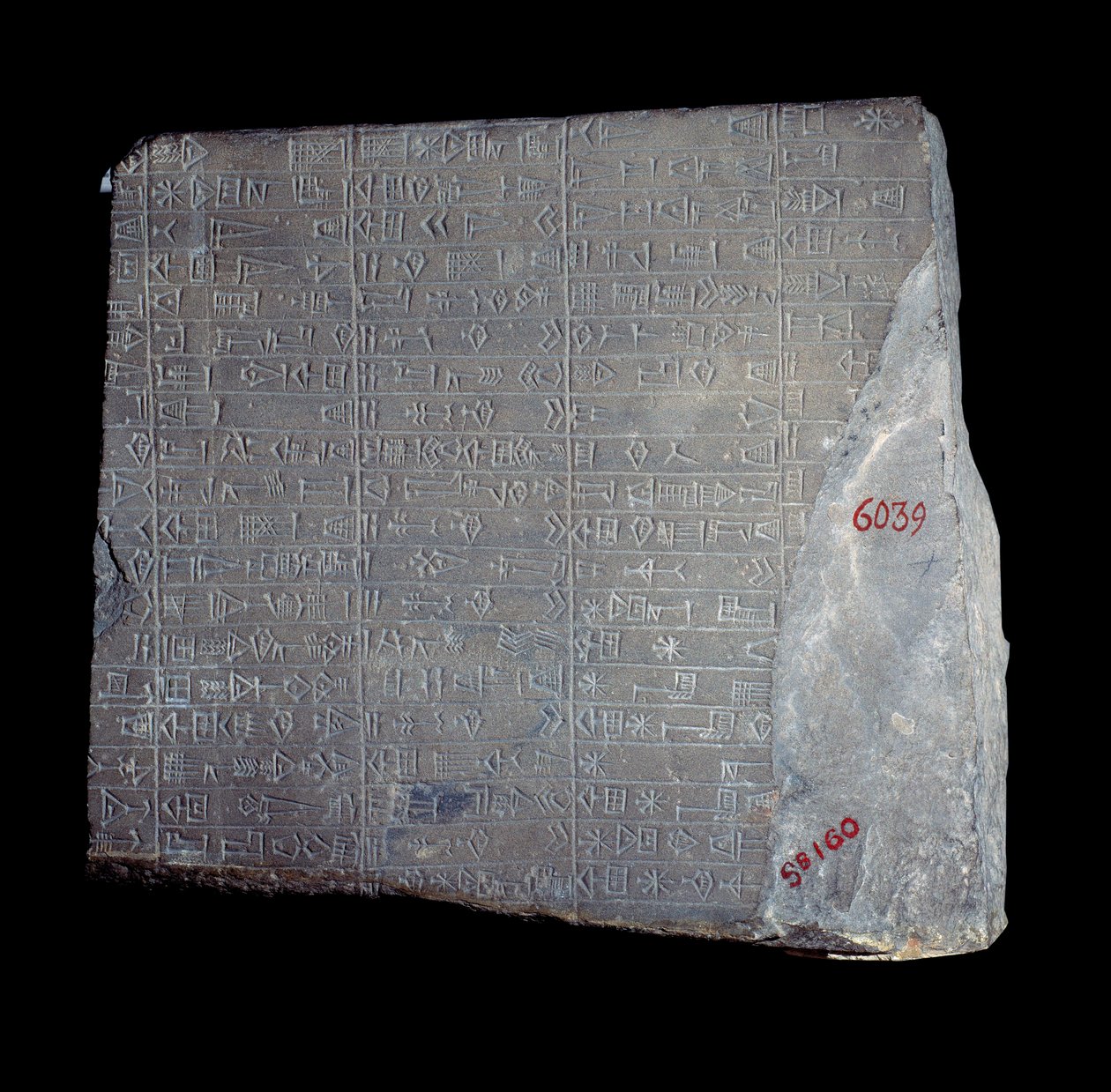Mesopotamia: estela de piedra caliza con inscripciones en acadio conmemorando el trabajo realizado en honor al dios Inshushinak de Mesopotamian Mesopotamian