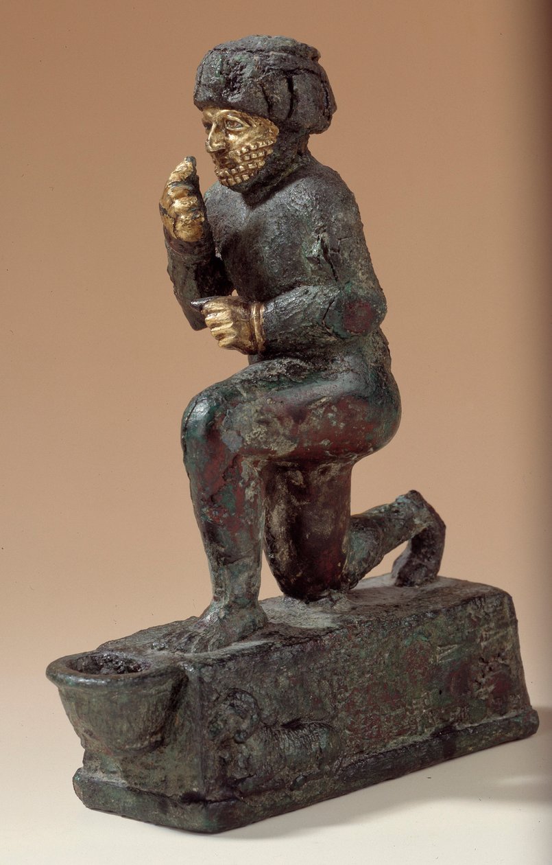 Mesopotamia: Estatuilla en plata, bronce y oro de adorador arrodillado, exvoto dedicado al dios Amurru por la vida de Hammurabi. 1800 a.C. Del sitio de Larsa. París, Museo del Louvre de Mesopotamian Mesopotamian
