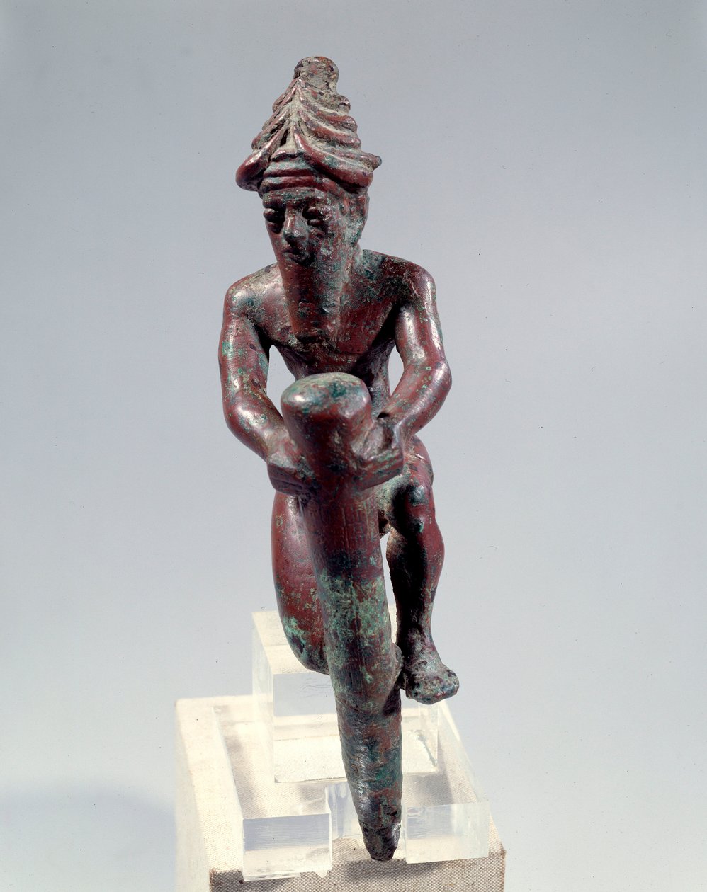 Mesopotamia: figura de fundación de cobre que representa a un dios empujando un clavo. Alrededor de 2150 a.C. De Tello. París, Museo del Louvre de Mesopotamian Mesopotamian
