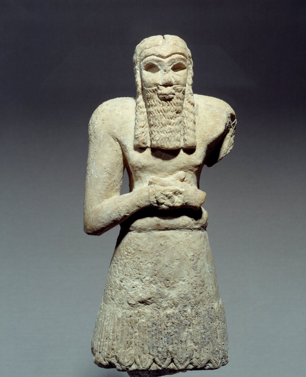 Antigüedades orientales: estatuilla en piedra caliza de orante dedicada al Príncipe Ginak. Mesopotamia. 2750 a.C. París, Museo del Louvre de Mesopotamian Mesopotamian