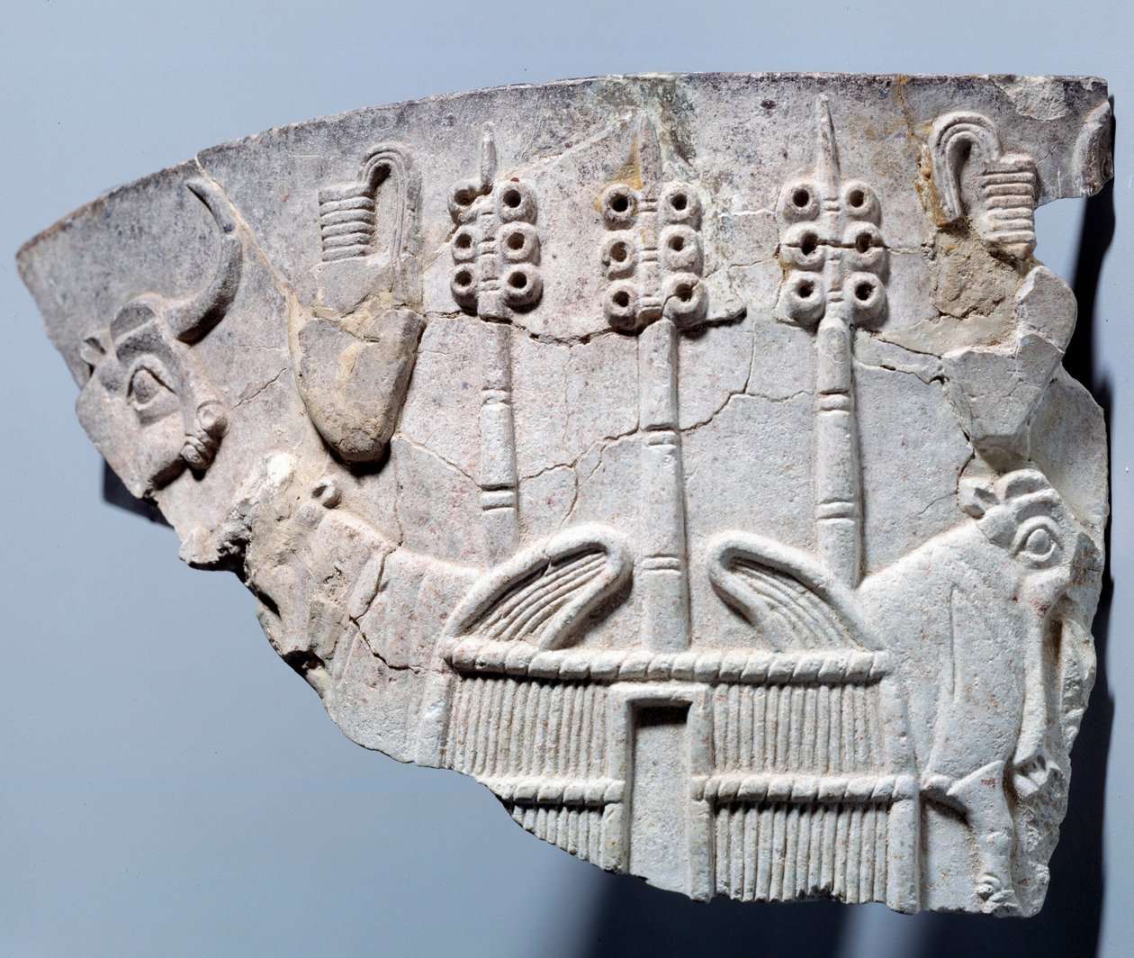 Mesopotamia: escena de establo en relieve en un fragmento de vaso tallado en el estilo de Uruk. Región de Sumer. 3300 a.C. París, Museo del Louvre de Mesopotamian School