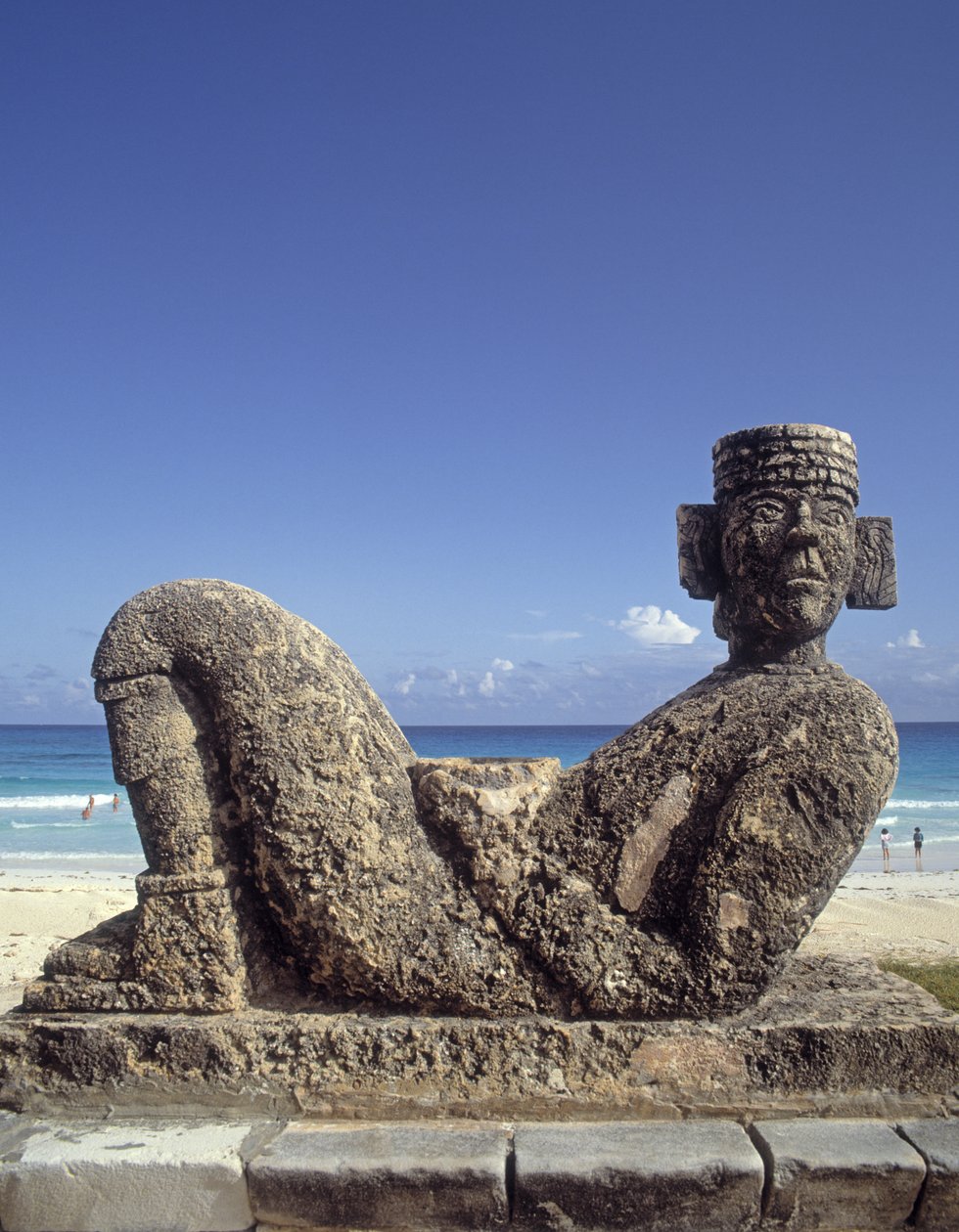 Una copia de la estatua de Chac-Mool de Chichen-Itza, Yucatán, c.987-1185 a.C. de Mexican School