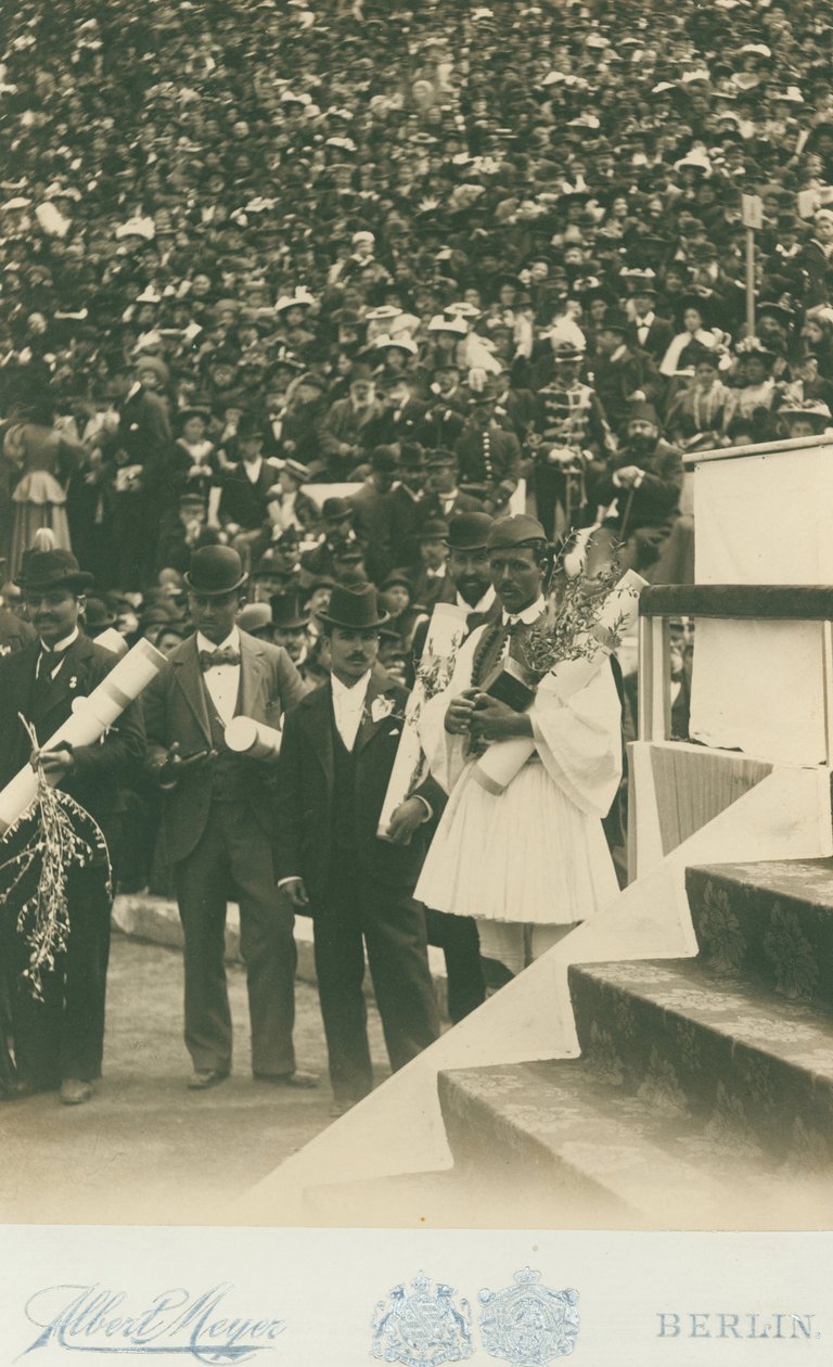 Juegos Olímpicos, 1896; Spyros Louis siendo fotografiado junto con otros vencedores olímpicos durante la ceremonia de medallas de Meyer Albert