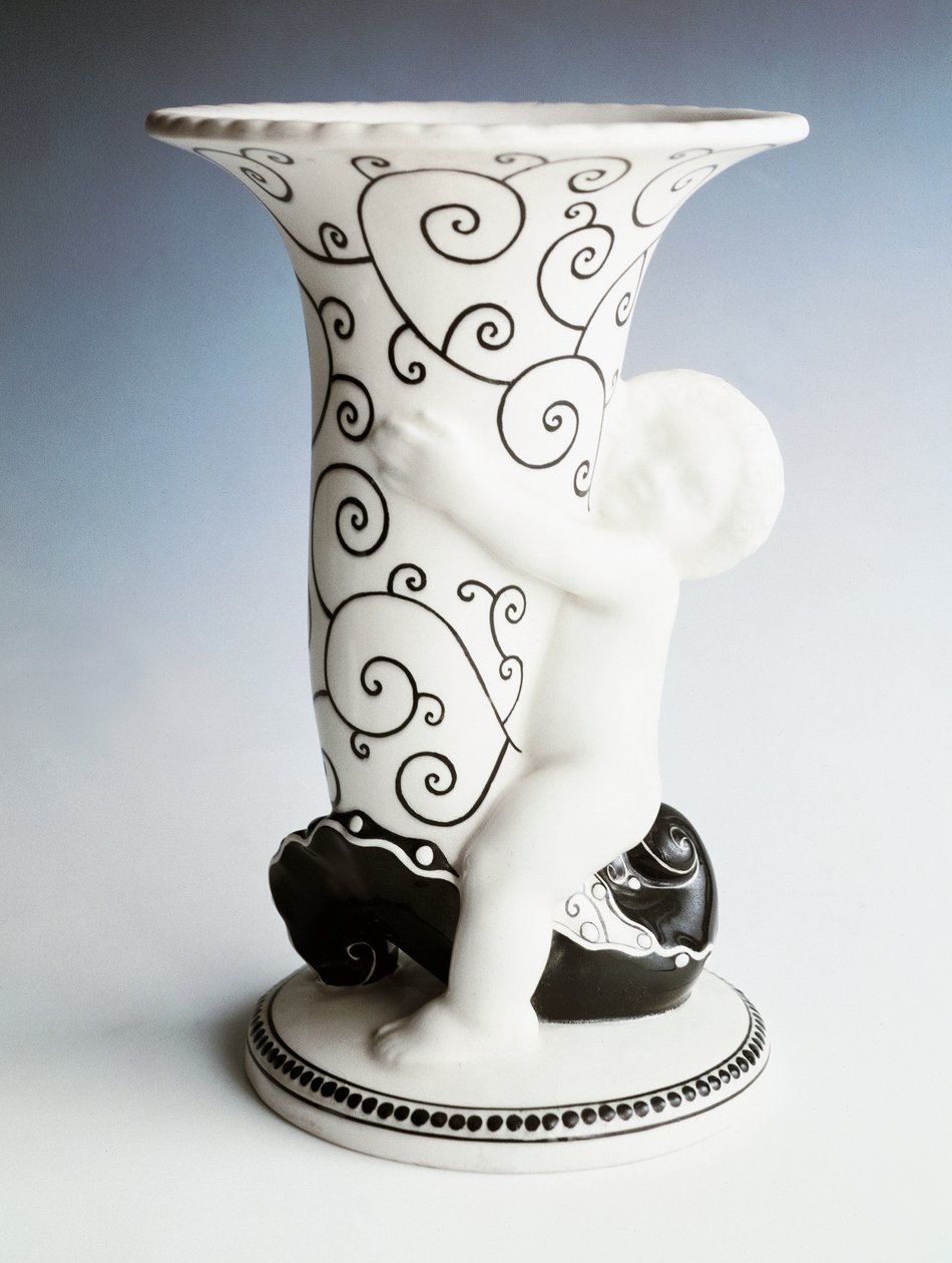 Jarrón con decoración negra, cuerpo cónico sostenido por un querubín, Vereinigte Wiener Und Gmundner Keramik, Austria, siglo XX (loza esmaltada blanca) de Michael Powolny