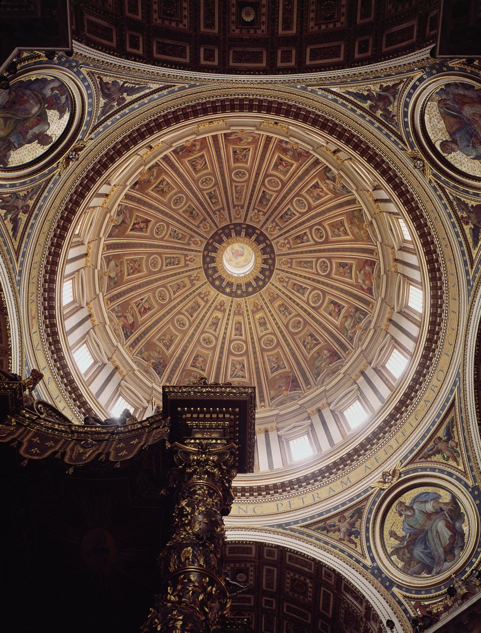 Vista del interior de la cúpula, comenzada por Miguel Ángel en 1546 y completada por Domenico Fontana en 1593 de Michelangelo Buonarroti