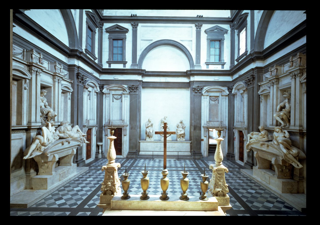Vista del interior diseñado por Michelangelo Buonarroti mostrando las tumbas Medici de Lorenzo, Duque de Urbino (izquierda) y Giuliano, Duque de Nemours (derecha), 1520-24 y 1530 de Michelangelo Buonarroti
