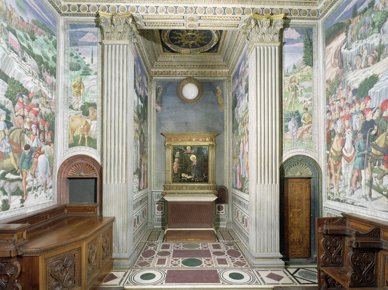 Interior de la capilla con frescos de Benozzo Gozzoli, c.1460 de Michelozzo di Bartolommeo