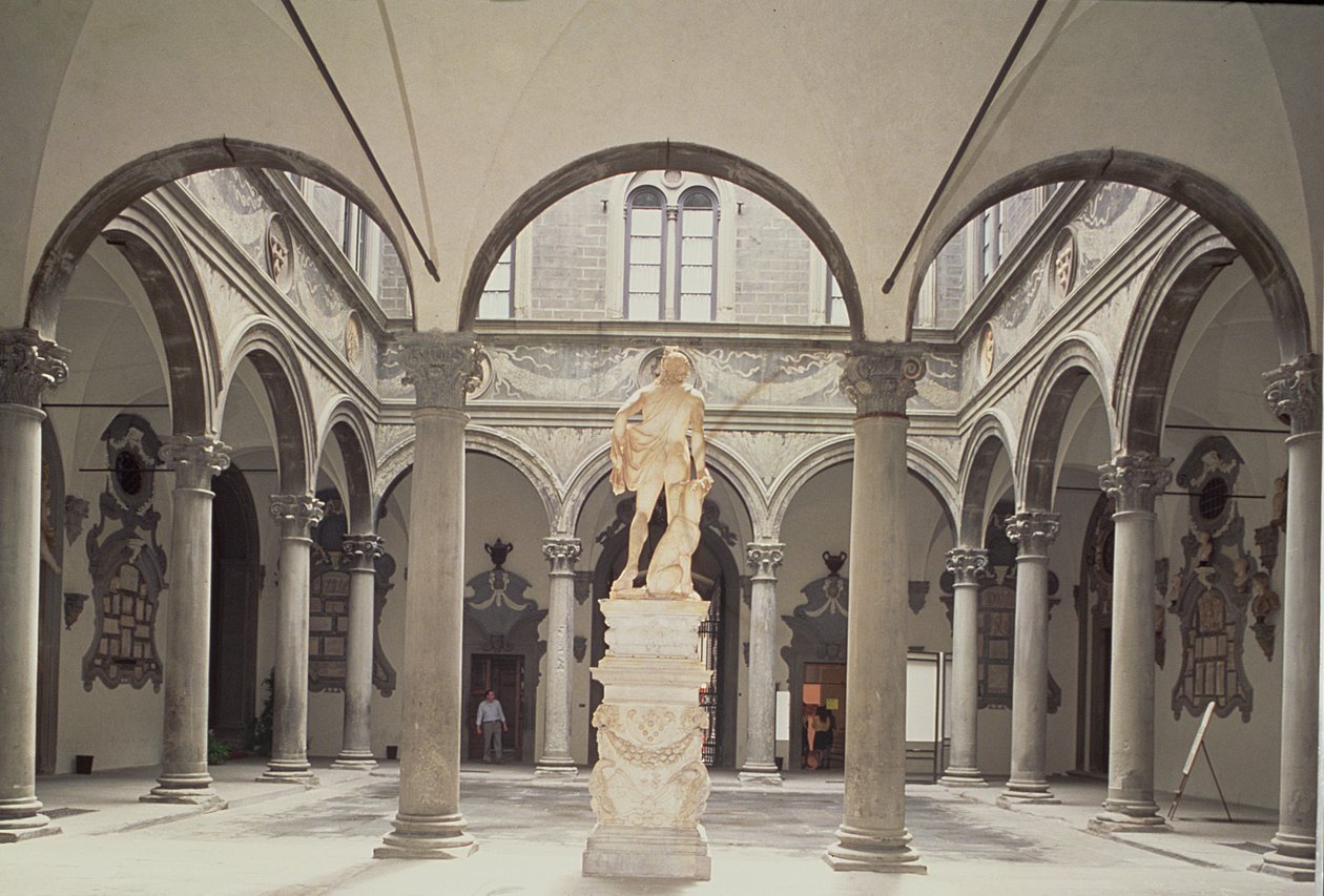 Interior del patio de esculturas de Michelozzo di Bartolommeo