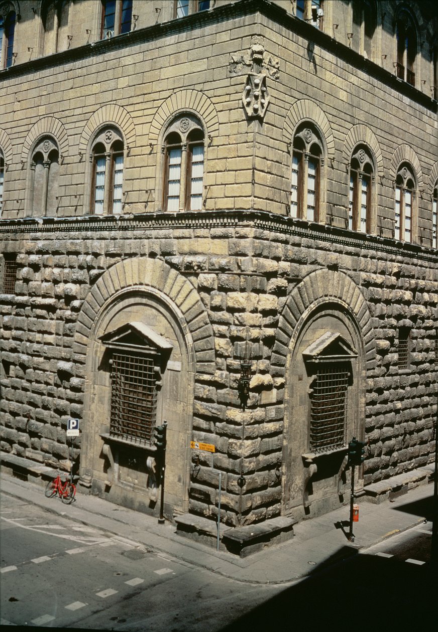 Vista del exterior con el escudo de armas de los Medici de Michelozzo di Bartolommeo