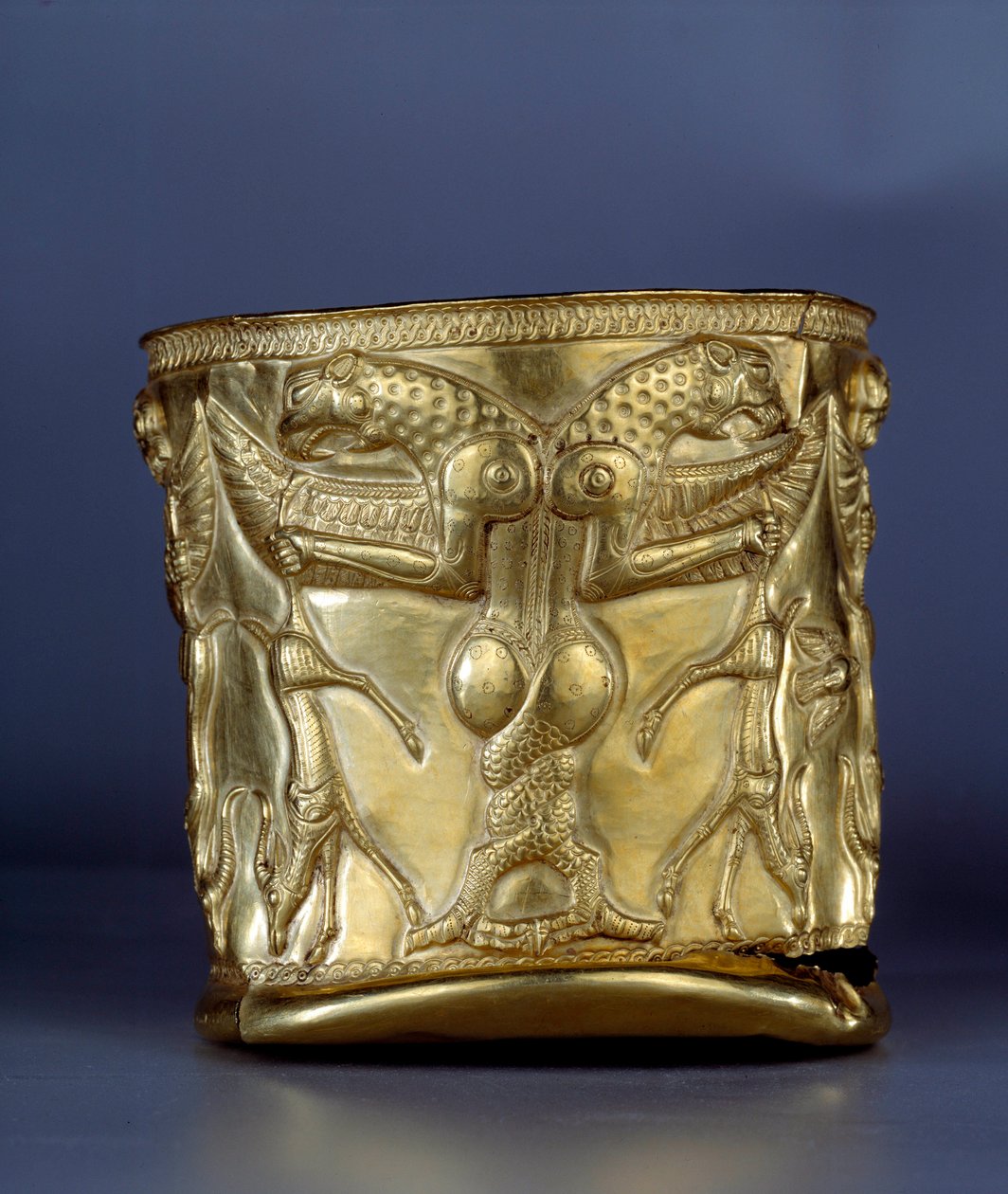 Arte antiguo oriental: Copa de electro representando un monstruo con garras entrelazadas, circa 1200 a.C. Del norte de Irán de Middle Elamite Period