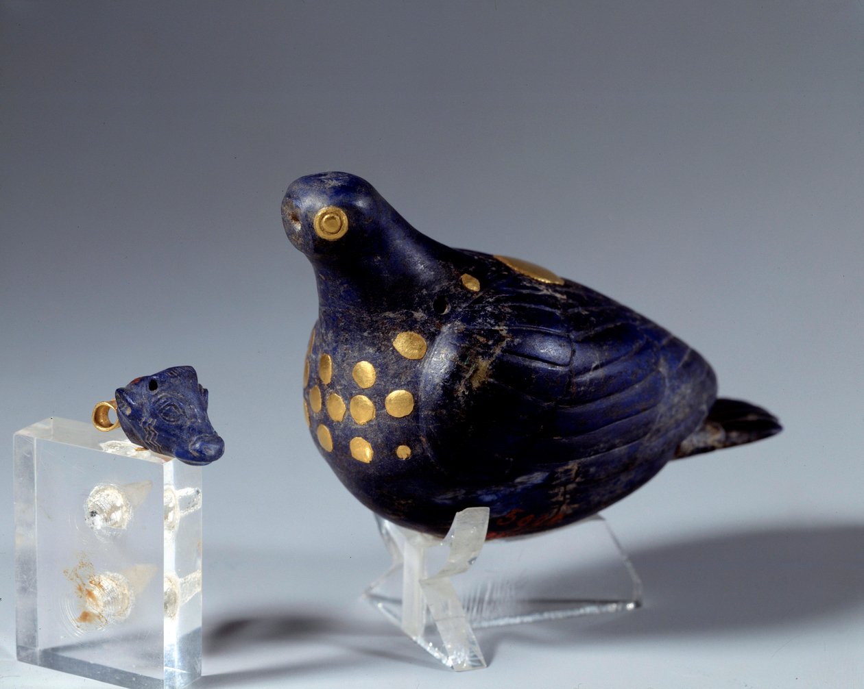 Antigüedad oriental: paloma en lapislázuli y oro. Del sitio de Susa. Periodo medio-elamita (Irán). 1200 a.C. París, Museo del Louvre de Middle Elamite Period