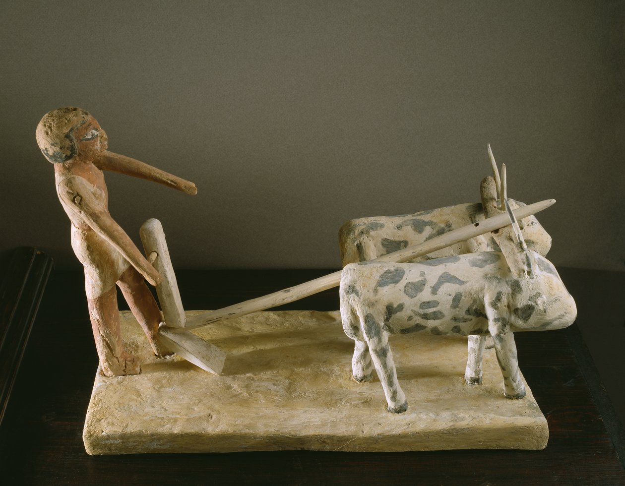 Modelo funerario de un labrador guiando su arado tirado por dos bueyes de Middle Kingdom Egyptian