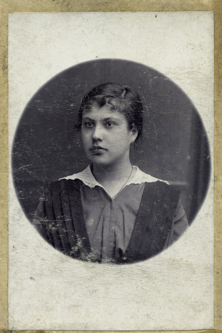 Retrato de época de una joven. La foto fue tomada alrededor de 1914 año (foto) de Mikhail Pogosov