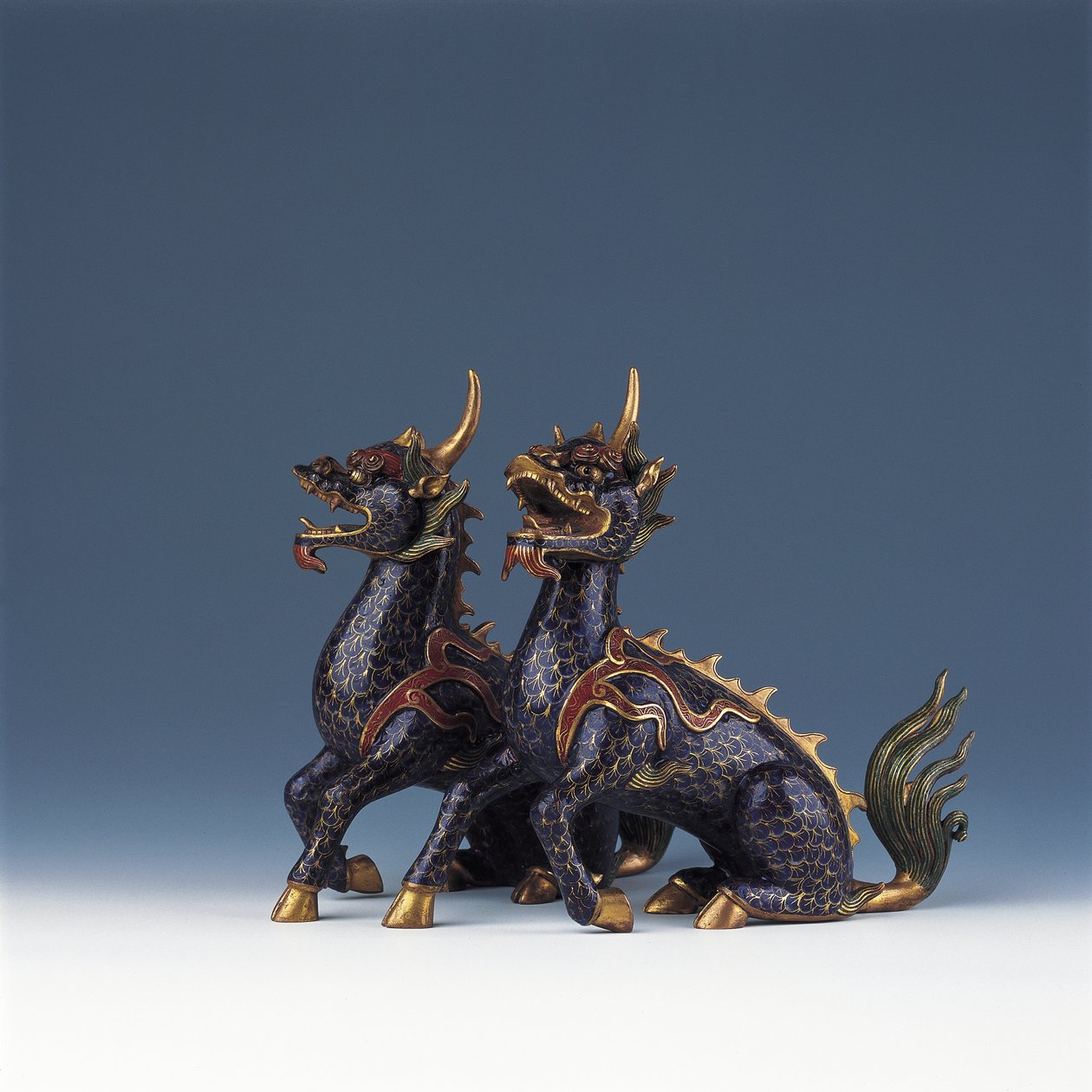 Par de qilin sentados de Ming Dynasty   Wanli Period Chinese School