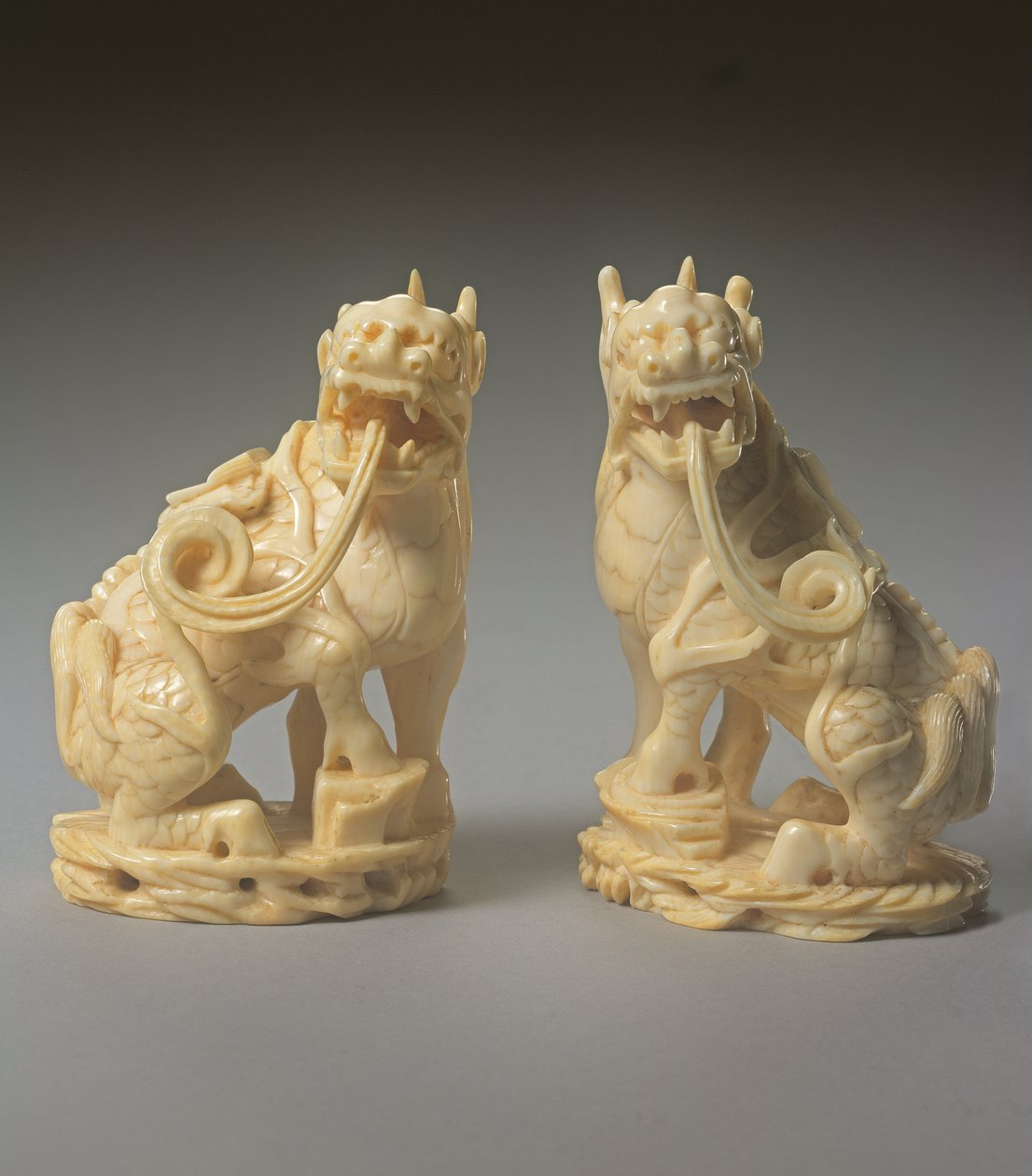 Par de Qilin Tallados de Ming Dynasty Chinese School
