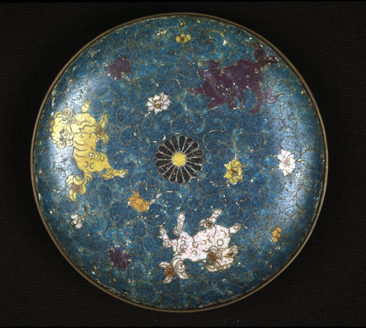 Plato en cobre y esmalte cloisonné, período Ming (1368 - 1644) de Ming Dynasty Chinese School