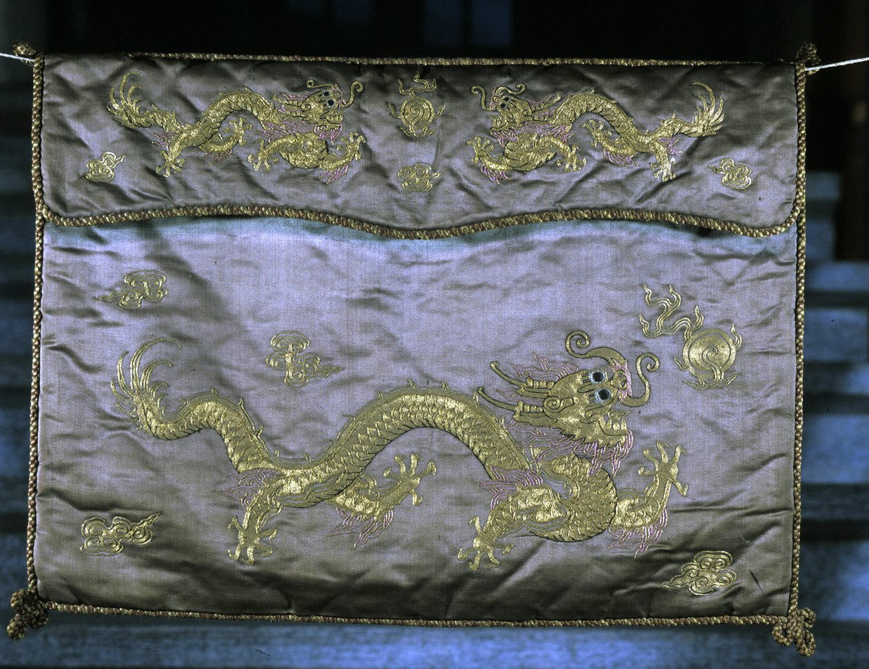 Tela de seda con motivos dorados que representan dragones, período Ming (1368 - 1644) de Ming Dynasty Chinese School