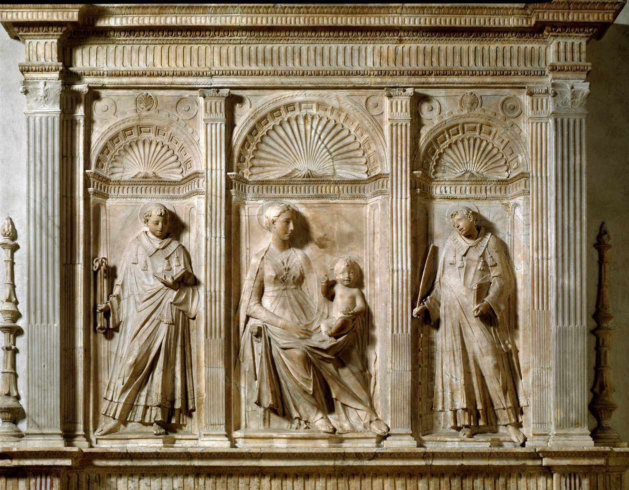 Virgen y Niño entre San Lorenzo y San Leonardo. Alto relieve de mármol de Mino da Fiesole