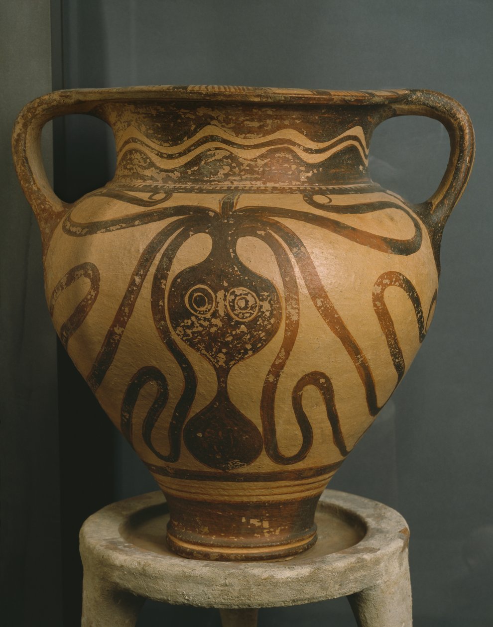 Cráter con diseño de pulpo, de Ligortynos, Messara, Creta, Período Minoico Tardío III A - III B, c.1400-1200 a.C. de Minoan