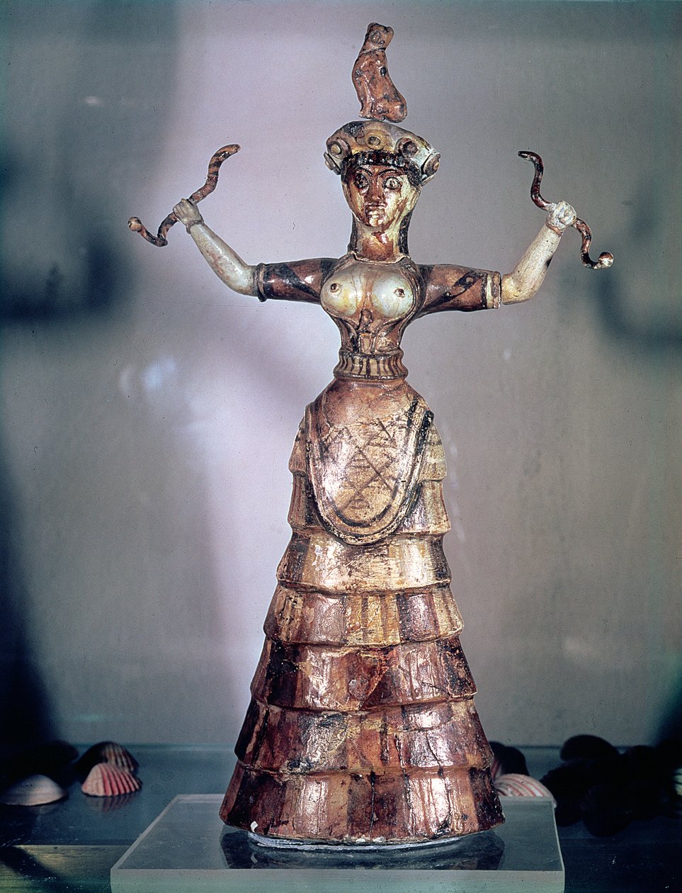La diosa de las serpientes, del Palacio de Knossos, 1500 a.C.
