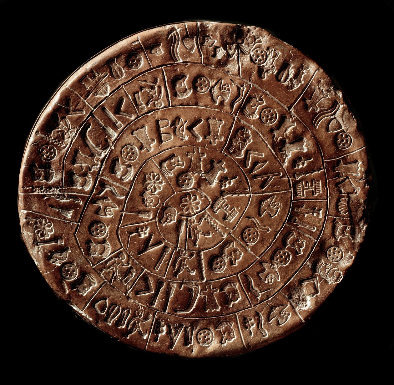 El disco de Festo (Arte Minoico - 1700 - 1600 a.C.) cubierto de jeroglíficos de Minoan