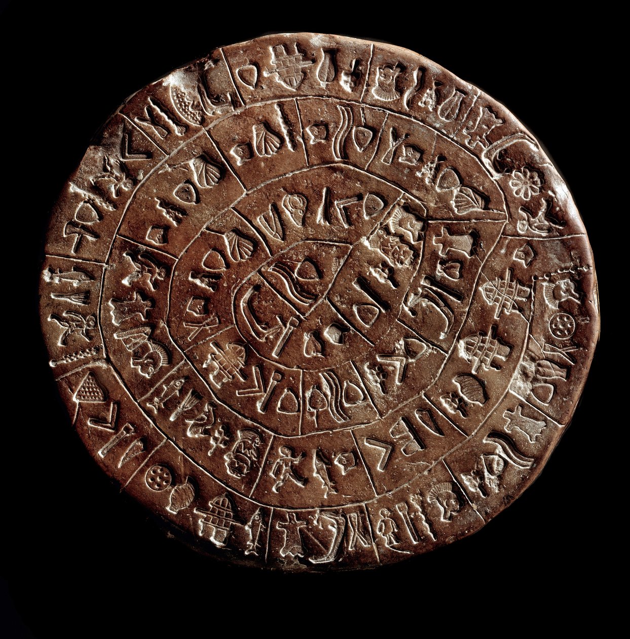 El disco de Phaistos (Arte minoico - 1700 - 1600 a.C.) cubierto de jeroglíficos de Minoan