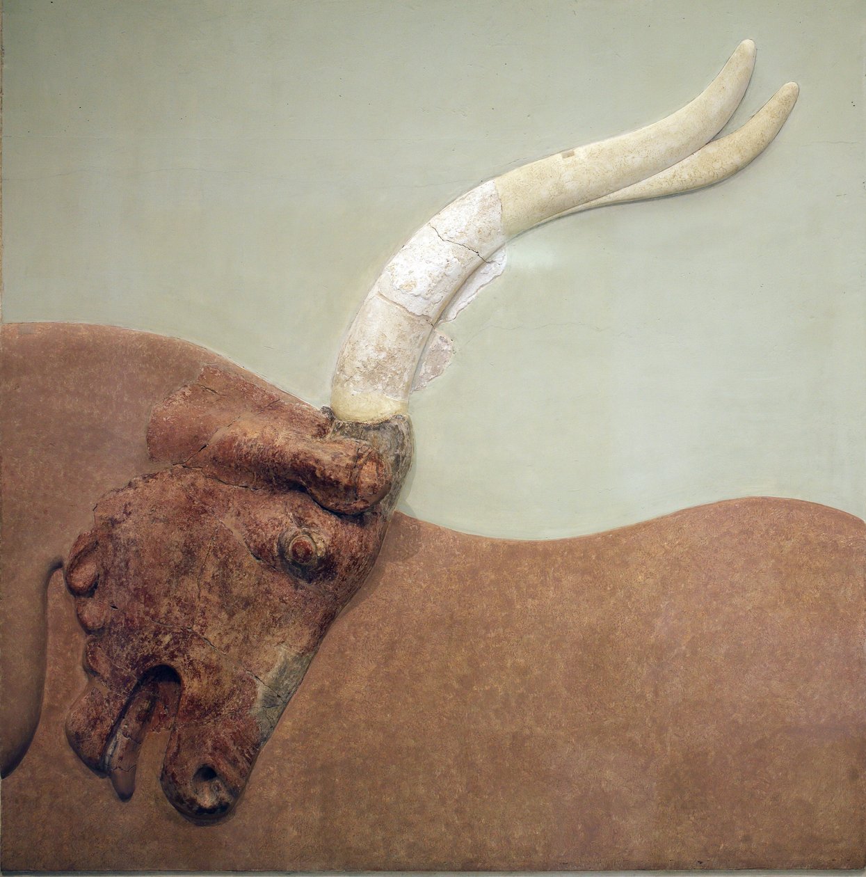 Arte minoico. Fragmento de fresco en relieve de yeso que muestra un toro cazado. Del palacio minoico en Knossos. 1600 - 1450 a.C. Museo Arqueológico, Heraklion, Creta de Minoan
