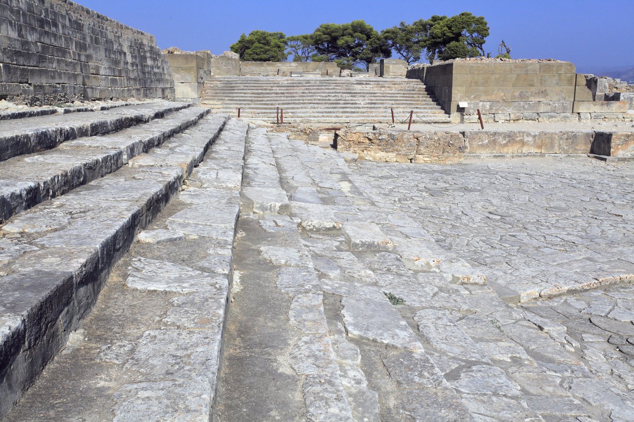 Sitio arqueológico minoico de Phaistos. El patio oeste y el área teatral. Gran patio pavimentado frente a la fachada y la entrada central del palacio (1900 -1700 a.C.). Este patio jugó un papel importante en la vida de los habitantes. de Minoan